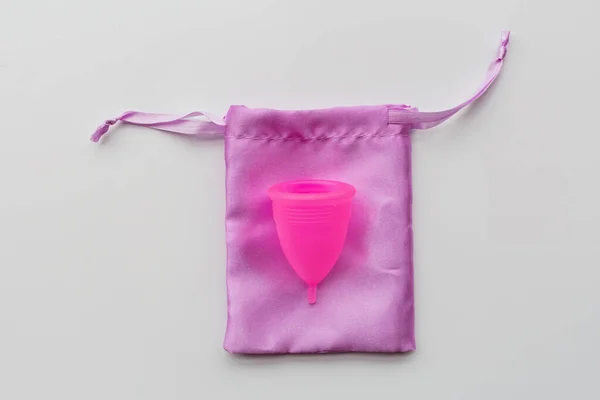 Copa menstrual sobre fondo de papel blanco. Producto alternativo de higiene femenina durante el período. Concepto de salud de las mujeres. Copiar espacio. Concepto ecológico, cero productos de desecho. Plancha plana, maqueta, plantilla —  Fotos de Stock