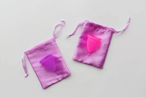 Menstruation kopp på vitt papper bakgrund. Alternativ feminin hygienprodukt under perioden. Kvinnors hälsa. Uppfattat utrymme. Miljövänligt koncept, noll avfallsprodukt. Platt läggning, mockup, mall — Stockfoto