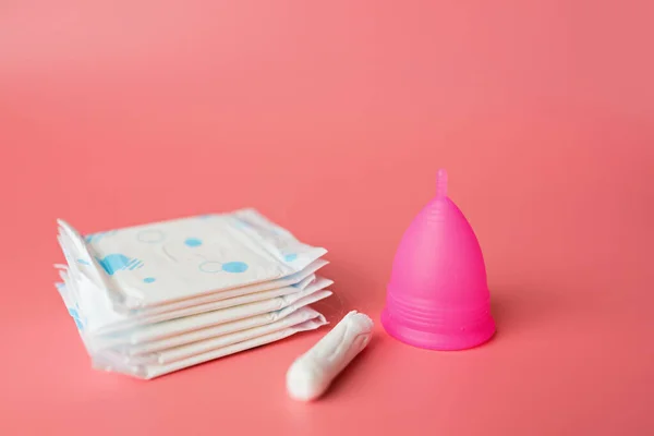 Copa menstrual, compresa sanitaria, tampón sobre fondo rosa. Producto alternativo de higiene femenina durante el período. Concepto de salud de las mujeres. Copiar espacio. Concepto ecológico, cero productos de desecho. Piso laico, mo — Foto de Stock