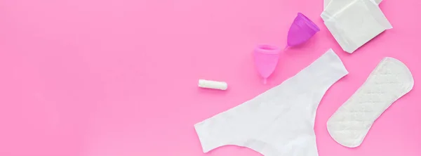 バッグ、衛生的なパッド、タンポン、ピンクの背景に白いパンティー付きの精神的なカップ。期間中に代替女性衛生製品.女性の健康コンセプト. — ストック写真