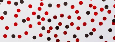 Beyaz arka planda kırmızı ve siyah konfeti. Projeleriniz için şölen arkaplanı. Düz yatış, üst görünüm, genel görünüş, model, şablon. Yaratıcı kavramsal Noel tatili, xmas, yeni yıl, doğum günü