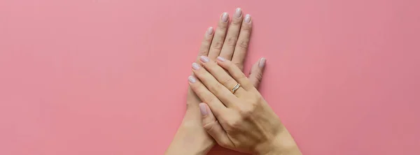 Manichiura roz feminin elegant la modă. Frumoasă femeie tânără mâini pe fundal pastel roz cu loc pentru text. Banner orizontal lung pentru web design. Conceptul creativ minim. Plat lay — Fotografie, imagine de stoc