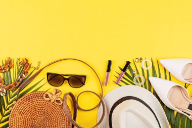 Sarı arka planda yaz kompozisyonu. Düz konum, üst görünüm, genel görünüm, model, şablon