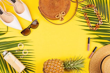 Sarı arka planda yaz kompozisyonu. Düz konum, üst görünüm, genel görünüm, model, şablon