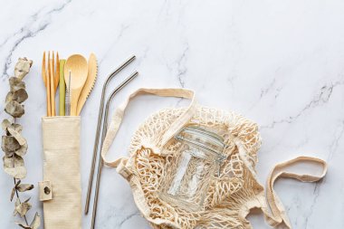 Beyaz mermer arka planda çevre dostu bambu çatal bıçak seti. Sürdürülebilir yaşam tarzı. Plastiksiz konsept. Düz yatış, üst görünüm, model.