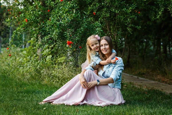 Portret Van Een Mooie Vrouw Meisje Buiten Kleine Dochter Met — Stockfoto