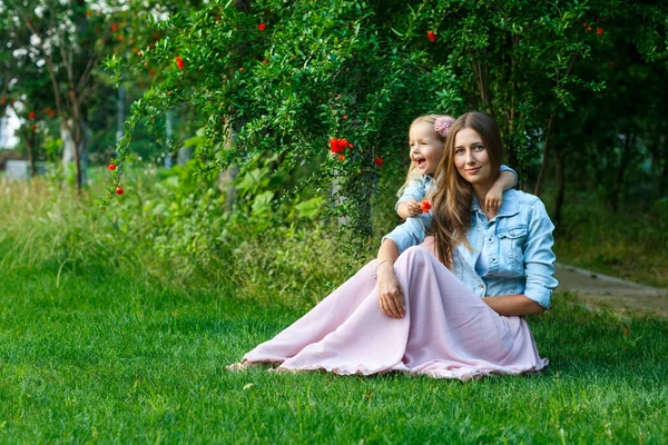 Portret Van Een Mooie Vrouw Meisje Buiten Kleine Dochter Met — Stockfoto