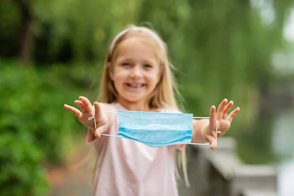 Niña Feliz Quita Máscara Médica Protectora Cara Aire Libre Victoria — Foto de Stock