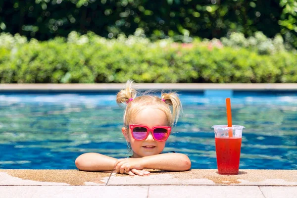 美しい女の子 水着でブロンドの髪のかわいい幼児 スイミングプールに座って新鮮な果物と水メロンジュースを飲む 熱帯リゾートで休暇中に楽しい時間を過ごしている子供 — ストック写真