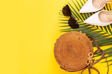 Sarı arka planda yaz kompozisyonu. Düz konum, üst görünüm, genel görünüm, model, şablon