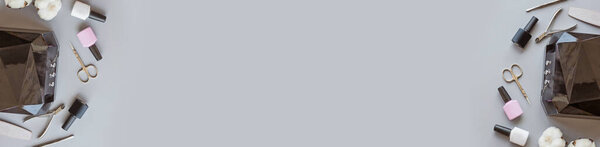 Стильный модный маникюр гель лаки на сером фоне с цветком хлопка. Минимальный стиль. Плоское положение, вид сверху, макияж, искушение копировать пространство, накладные расходы
