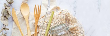 Beyaz mermer arka planda çevre dostu bambu çatal bıçak seti. Sürdürülebilir yaşam tarzı. Plastiksiz konsept. Düz yatış, üst görünüm, model.