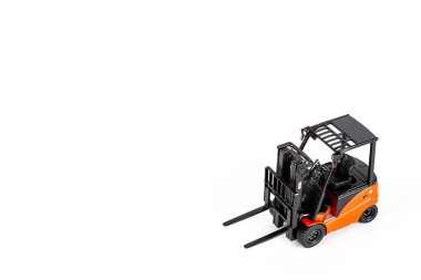 Kırmızı oyuncak forklift yükleyicisi beyaz arka planda izole edildi. Boşluğu metin için kopyala. nakliye ve dağıtım ürünleri. Teslimat üretimi. Lojistik ve endüstriyel konsept. Yüksek kalite fotoğraf