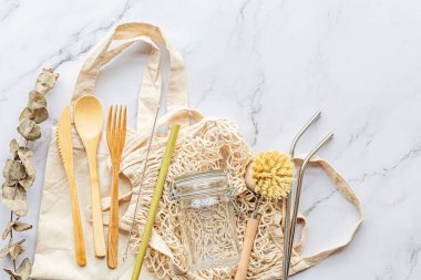 Beyaz mermer arka planda çevre dostu bambu çatal bıçak seti. Sürdürülebilir yaşam tarzı. Plastiksiz konsept. Düz yatış, üst görünüm, model.