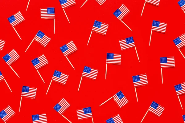4 Ιουλίου. Σημαίες ΗΠΑ σε κόκκινο φόντο. Ημέρα Ανεξαρτησίας της Αμερικής. Επίπεδη lay, κορυφαία προβολή, πρότυπο — Φωτογραφία Αρχείου