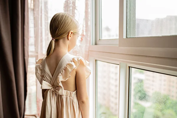 Stilvolles Kleines Mädchen Mit Blonden Haaren Sitzt Hause Der Nähe — Stockfoto