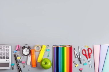 Mesaj için yer olan okula geri dön. Okul malzemelerinin toplanması parlak bir düz stil. Eğitici bir kavram. Boşluğu kopyala, maketle, üstüste, şablon.