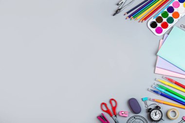 Mesaj için yer olan okula geri dön. Okul malzemelerinin toplanması parlak bir düz stil. Eğitici bir kavram. Boşluğu kopyala, maketle, üstüste, şablon.