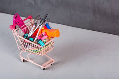 Market arabasıyla okul geçmişine dönüyorum. Okul malzemeleri koleksiyonu. Eğitici bir kavram. Boşluğu, maketi, şablonu kopyala.
