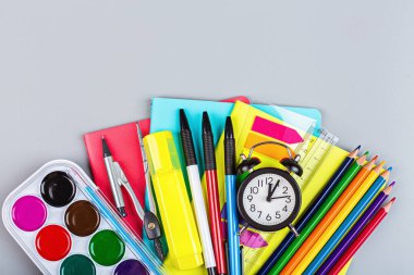 Mesaj için yer olan okula geri dön. Okul malzemelerinin toplanması parlak bir düz stil. Eğitici bir kavram. Boşluğu kopyala, maketle, üstüste, şablon.