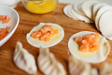 Düz konsept yemek. Kesme tahtasında hamur köftesi pişirmek için taze malzemeler. Üst görünüm.