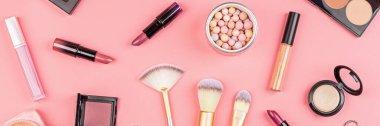 Pembe arka planda kozmetik ürünler. Fotokopi alanı, düzlüğü, üst görünümü, modeli, şablonu olan lüks dekoratif kozmetik seti