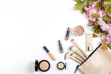 Beyaz zemin üzerinde fotokopi alanı olan kozmetik ürünler. Düz yatış, üst görünüm.