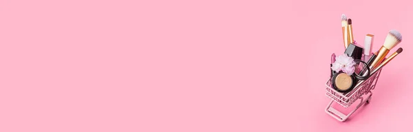 Productos cosméticos sobre fondo rosa. Banner web horizontal con espacio de copia, maqueta, plantilla — Foto de Stock
