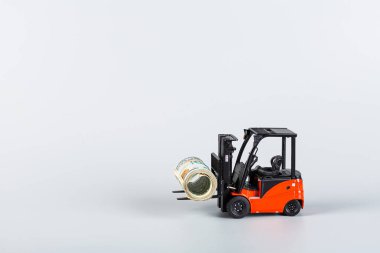 Dolarlı forklift. En güçlü finansal yardım, iş dünyasının desteği ve Coronavirus covid-19 salgınından sonraki insanlar. Yüksek kalite fotoğraf