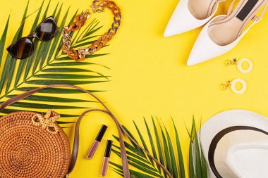 Sarı arka planda yaz kompozisyonu. Düz konum, üst görünüm, genel görünüm, model, şablon