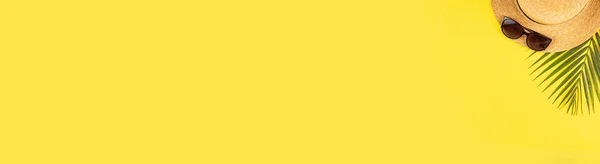 黄色背景的夏季作曲 平面布局 顶部视图 — 图库照片