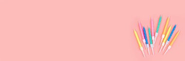 Pembe arka planda mutlu doğum günü mumları, üst manzara. Düz yatış stili. Model, şablon. Yüksek kalite fotoğraf