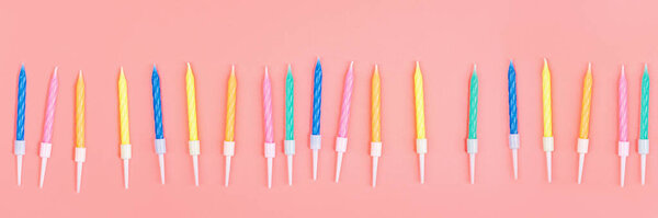 С днем рождения свечи на розовом фоне, вид сверху. Плоский стиль. Макет, шаблон. Высокое качество фото
