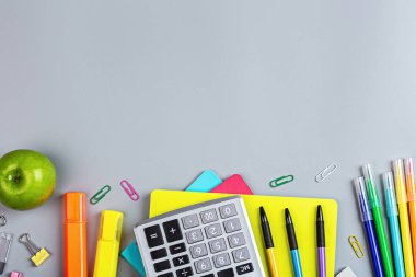 Mesaj için yer olan okula geri dön. Okul malzemelerinin toplanması parlak bir düz stil. Eğitici bir kavram. Boşluğu, maketi, şablonu kopyala