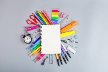 Mesaj için yer olan okula geri dön. Okul malzemelerinin toplanması parlak bir düz stil. Eğitici bir kavram. Boşluğu, maketi, şablonu kopyala
