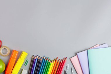 Mesaj için yer olan okula geri dön. Okul malzemelerinin toplanması parlak bir düz stil. Eğitici bir kavram. Boşluğu, maketi, şablonu kopyala