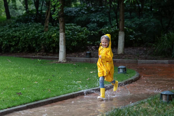 Cute Little Girl Żółtym Płaszczu Przeciwdeszczowym Buty Gumowe Spacery Zewnątrz — Zdjęcie stockowe