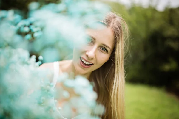 Portret Van Een Mooie Blonde Vrouw Met Een Boeket Blauwe — Stockfoto