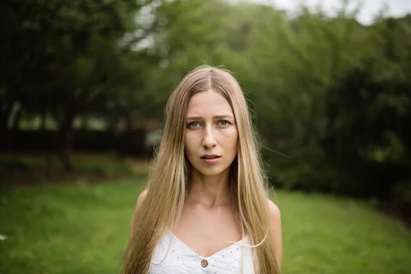 Portrét Krásné Blondýny Kyticí Modrých Květin Mladá Žena Kráčí Sama — Stock fotografie