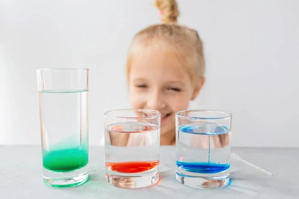Cute Little Girl Six Years Old Doing Laboratory Experiment Colorful — Stock Photo, Image