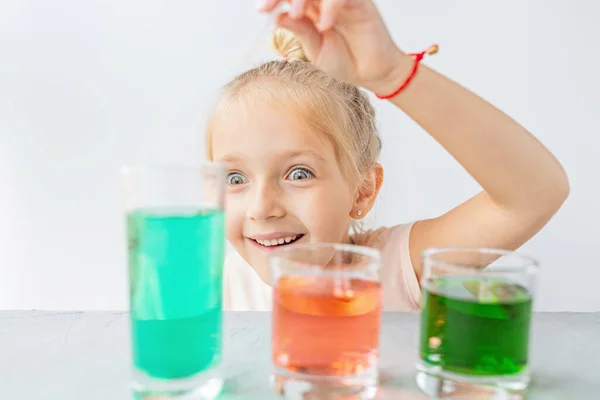 Cute Little Girl Six Years Old Doing Laboratory Experiment Colorful — Stock Photo, Image