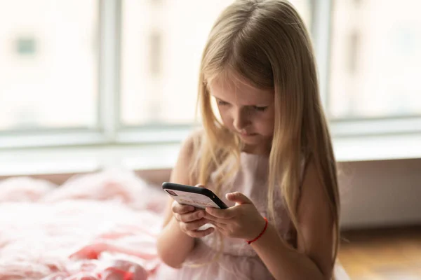 Söt Liten Kaukasiska Flicka Med Blont Hår Fashionabla Klänning Sitter — Stockfoto