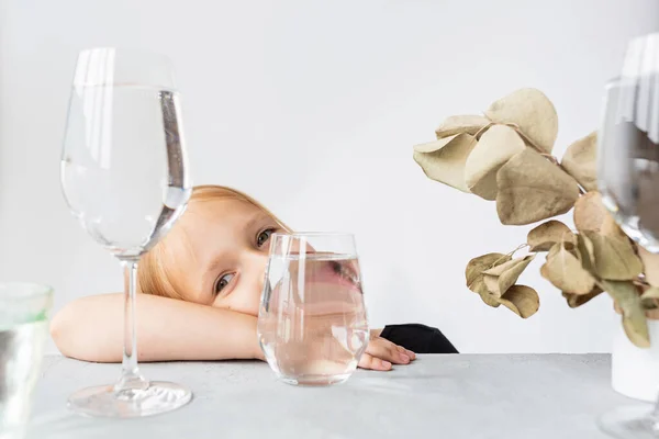 Modekind Portret Oog Kijkt Door Het Glas Water Object Vervorming — Stockfoto