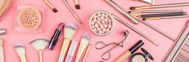 Pembe arka planda kozmetik ürünler. Lüks dekoratif kozmetik set düz, üst görünüm, model, şablon