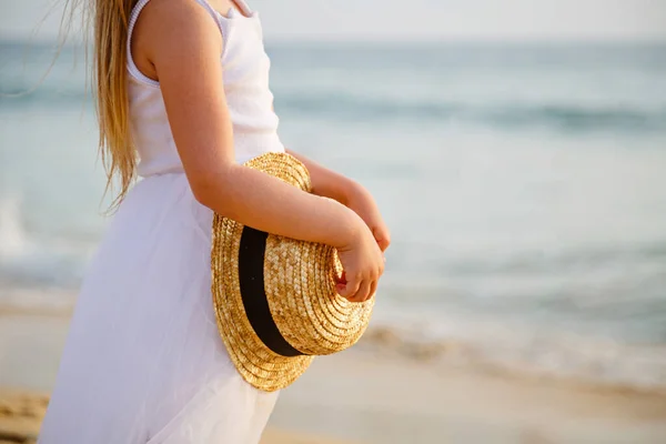 Uma Menina Praia Areia Verão Férias Viagens Turismo Conceito Após — Fotografia de Stock