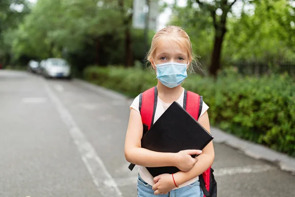 Uczennica Nosząca Maskę Podczas Epidemii Koronawirusa Blondynka Wraca Szkoły Kwarantannie — Zdjęcie stockowe