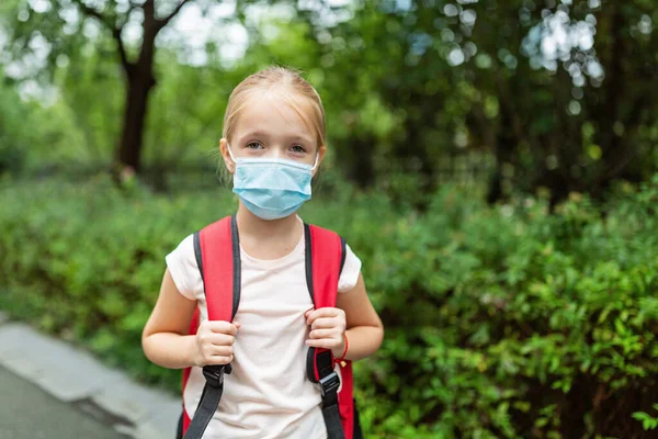 Uczennica Nosząca Maskę Podczas Epidemii Koronawirusa Blondynka Wraca Szkoły Kwarantannie — Zdjęcie stockowe
