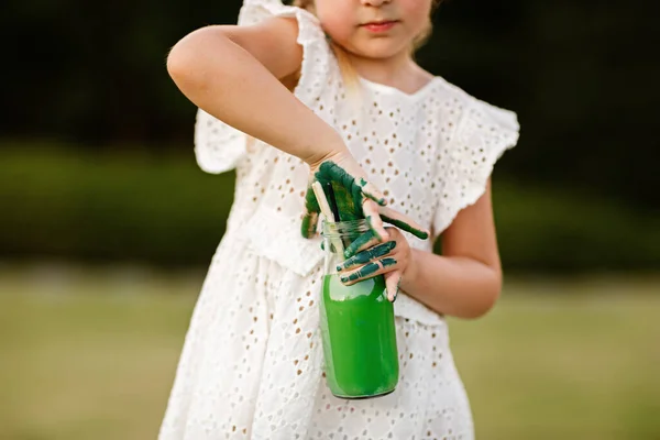 Cute Little Kaukaskie Dziecko Dziewczyna Rysunek Lub Malowanie Kolorowe Farby — Zdjęcie stockowe