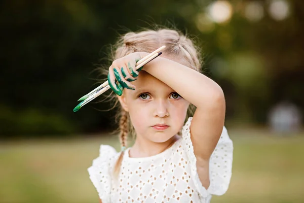 Mignon Petit Caucasien Enfant Fille Dessin Peinture Avec Des Peintures — Photo