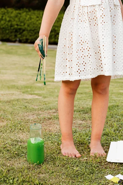 Bonito Pequena Menina Branca Desenho Pintura Com Tintas Coloridas Parque — Fotografia de Stock